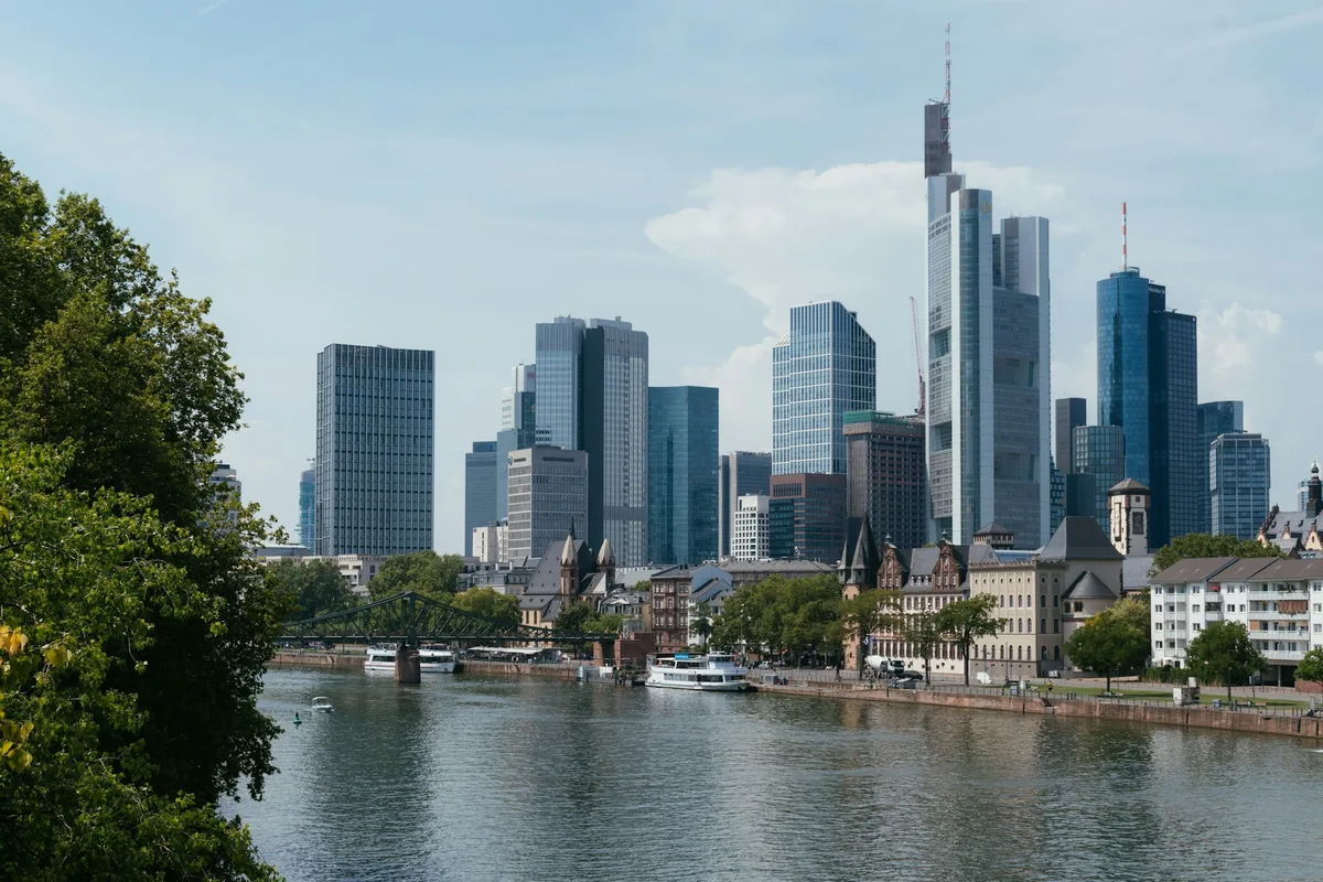 Die Frankfurter Skyline über dem Main