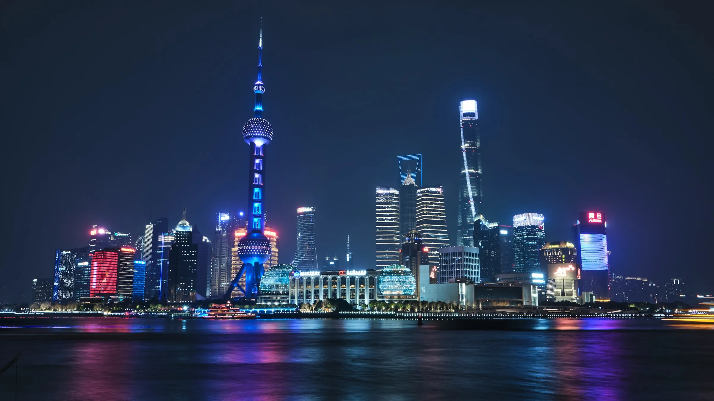Die Uferpromenade von Shanghai bei Nacht